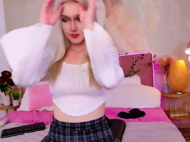 BlondiDoll webcam