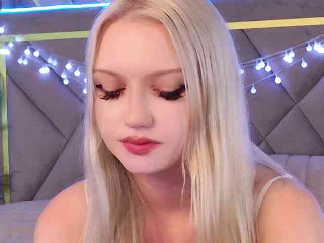 BlondiDoll webcam