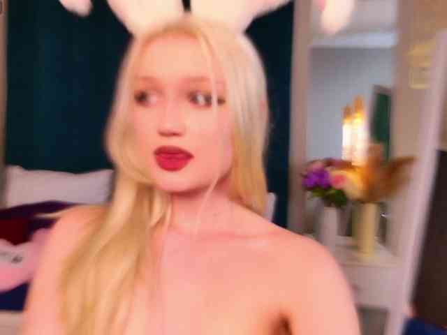 BlondiDoll webcam