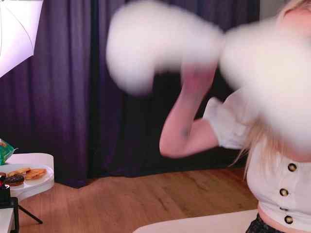 BlondiDoll webcam