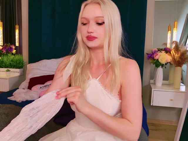 BlondiDoll webcam