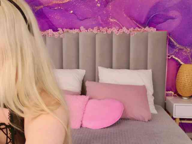 BlondiDoll webcam