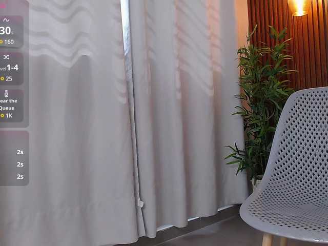  Lia-Mar chat room