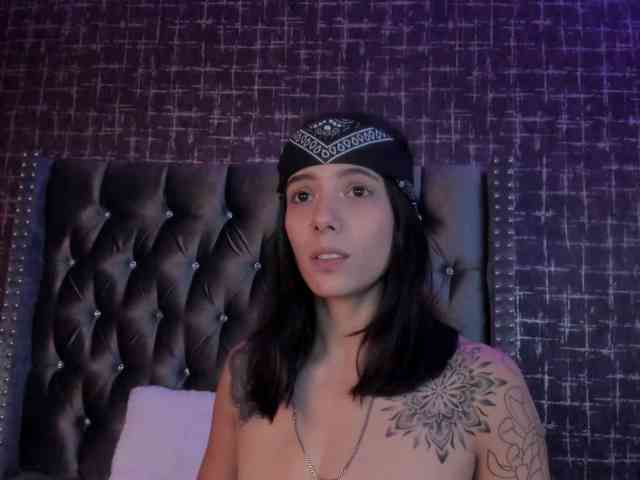 mishelKrave webcam