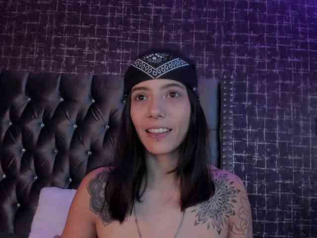 mishelKrave webcam