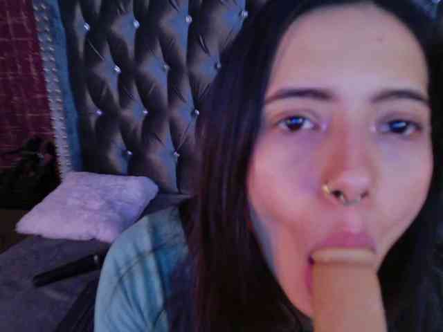 mishelKrave webcam