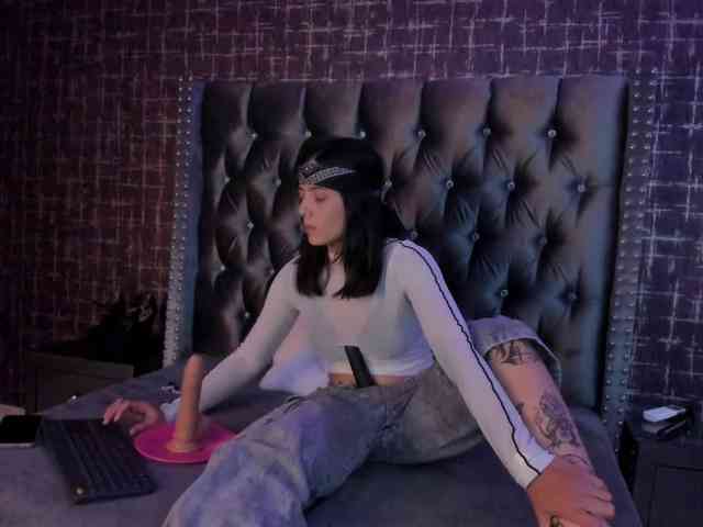 mishelKrave webcam