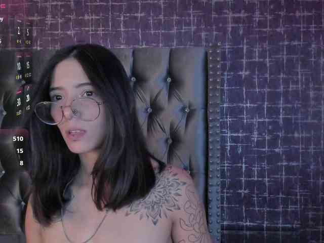 mishelKrave webcam