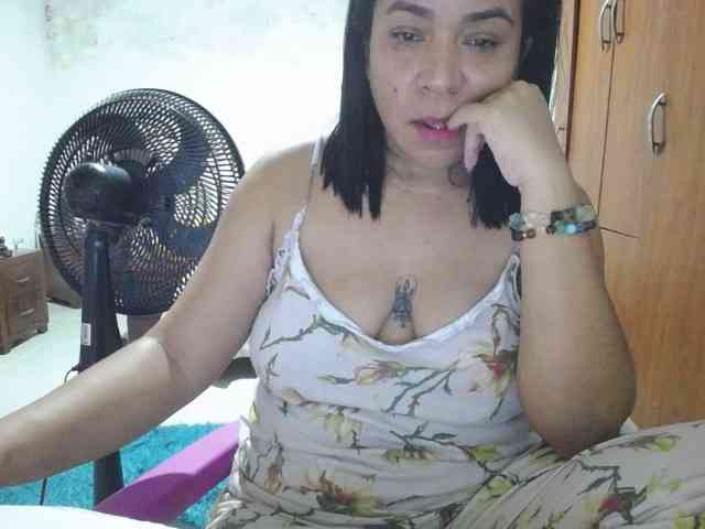 pregnantsaraxxx webcam