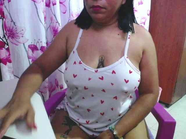 pregnantsaraxxx webcam