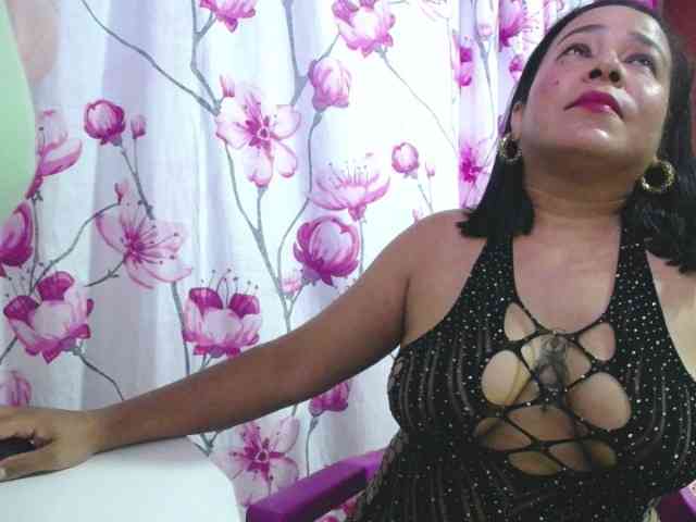 pregnantsaraxxx webcam