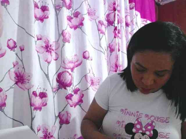 pregnantsaraxxx webcam
