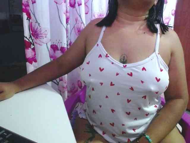 pregnantsaraxxx webcam