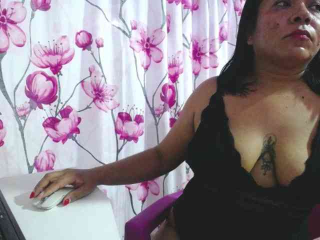 pregnantsaraxxx webcam