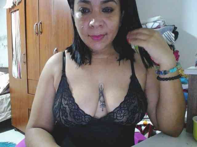 pregnantsaraxxx webcam