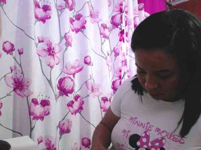 pregnantsaraxxx webcam