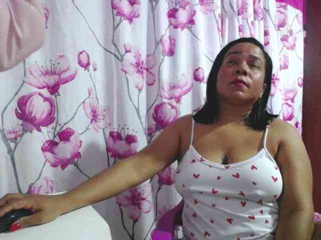 pregnantsaraxxx webcam