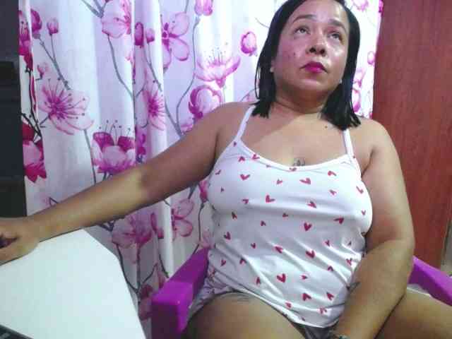 pregnantsaraxxx webcam