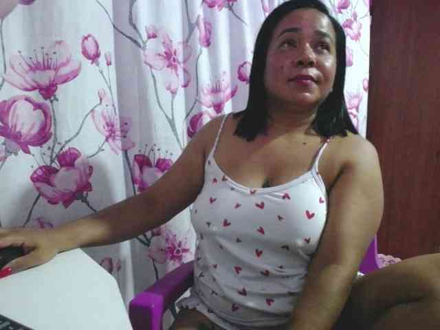 pregnantsaraxxx webcam