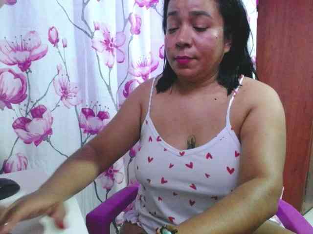 pregnantsaraxxx webcam