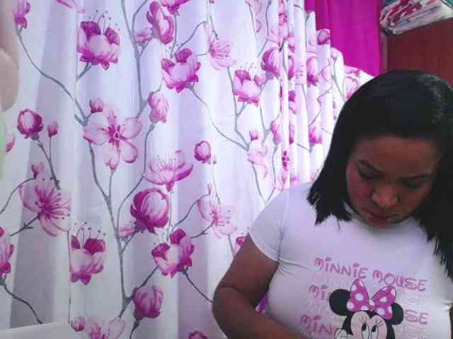 pregnantsaraxxx webcam
