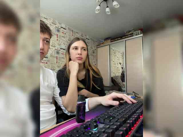 live chatting LinaTwins