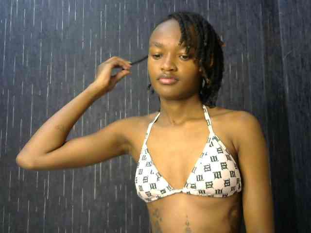 prettyqueenie254a webcam