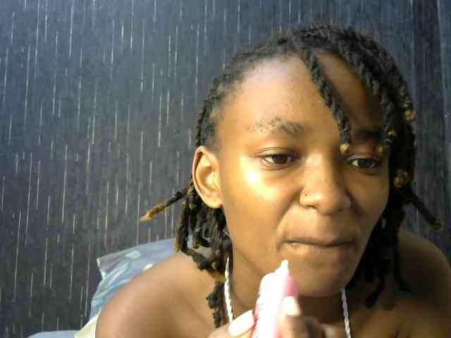 prettyqueenie254a webcam