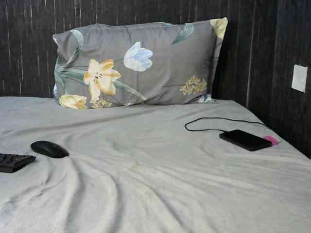 prettyqueenie254a webcam