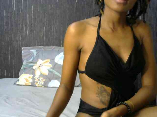 prettyqueenie254a webcam