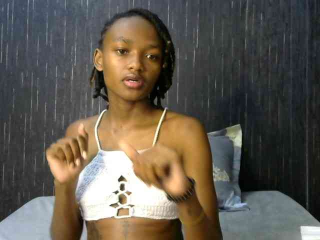 prettyqueenie254a webcam