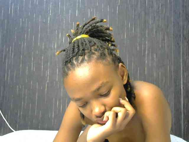 prettyqueenie254a webcam