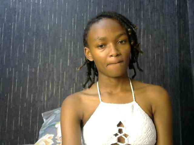 prettyqueenie254a webcam