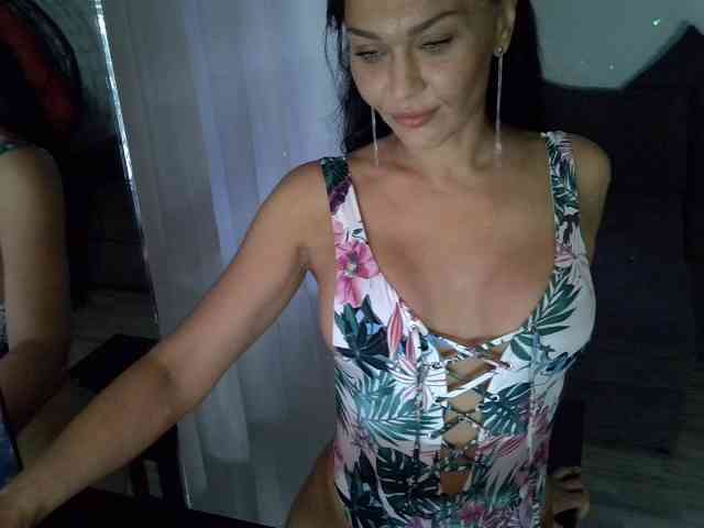 online live show TayaDeluxe