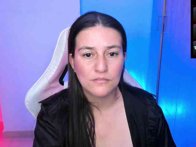 Saskyaajohnson Live Webcam on BongaCams