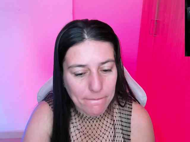 Saskyaajohnson Live Webcam on BongaCams