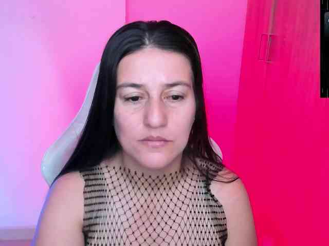 Saskyaajohnson Live Webcam on BongaCams