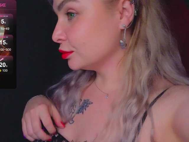 YourFunnyBlondiee webcam