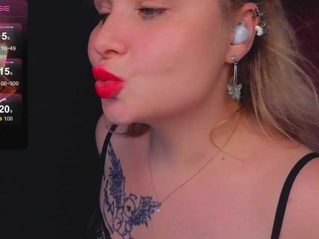 YourFunnyBlondiee webcam