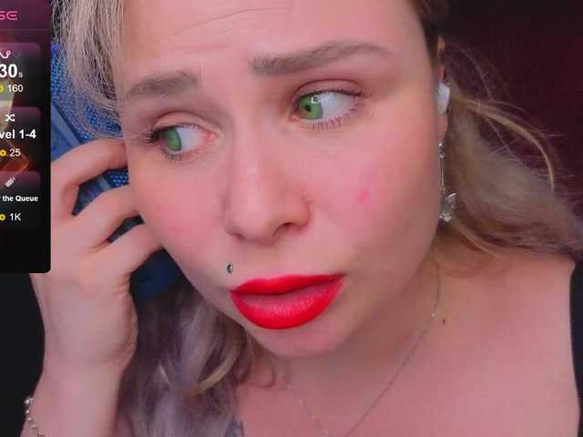 YourFunnyBlondiee webcam