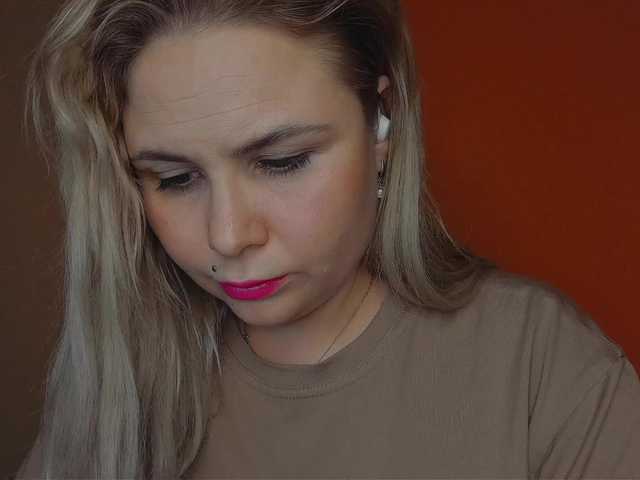 YourFunnyBlondiee webcam