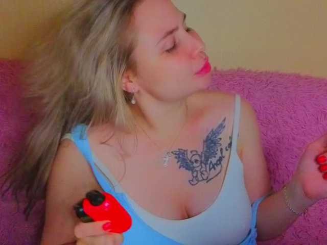  YourFunnyBlondiee chat room