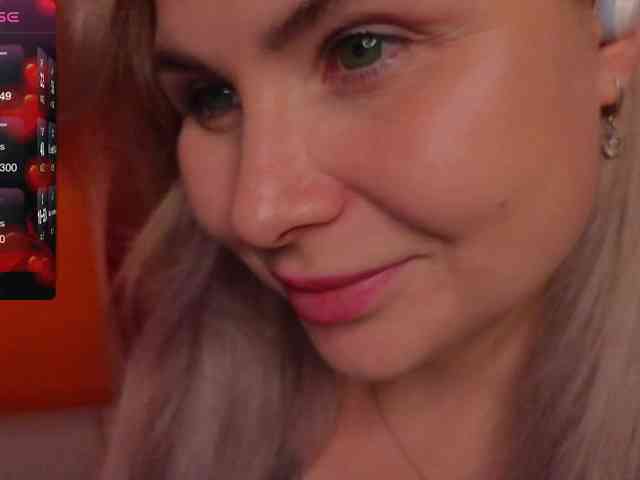 YourFunnyBlondiee webcam