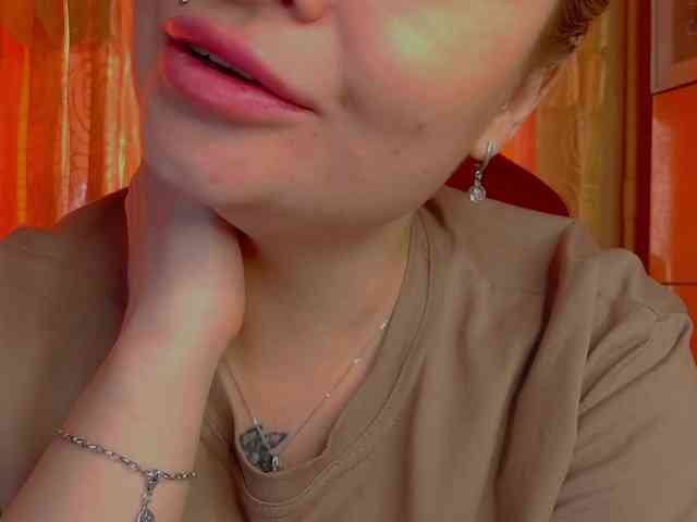 YourFunnyBlondiee webcam