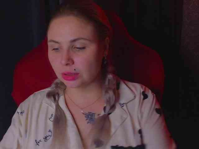 YourFunnyBlondiee webcam