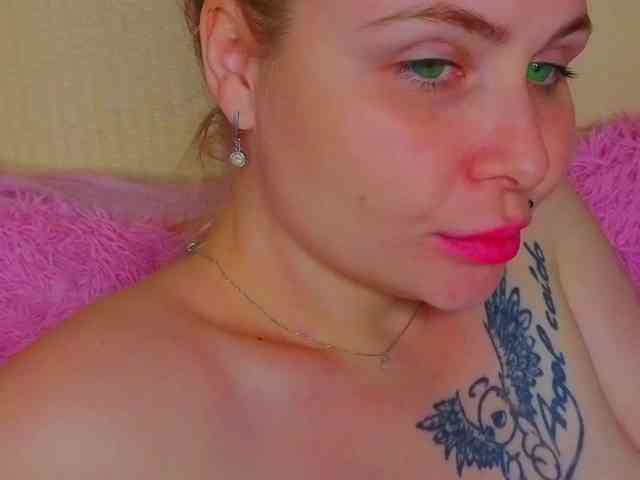 YourFunnyBlondiee webcam