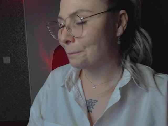 YourFunnyBlondiee webcam