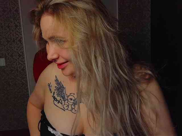 YourFunnyBlondiee webcam