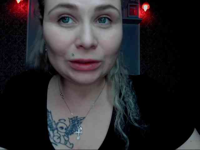 YourFunnyBlondiee webcam