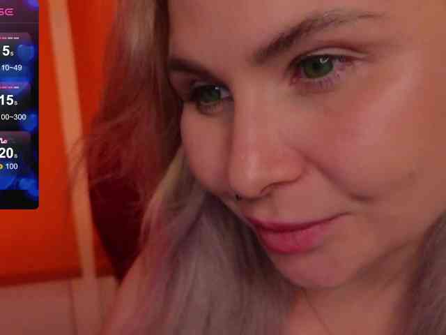 YourFunnyBlondiee webcam